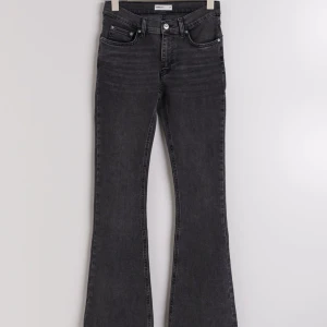 Jeans från Gina tricot - Säljer min jeans från gina då dom blivit för stora💞Endast använda ett par fåtal gånger💞Skriv till mig för mått eller något annat💞 Köpta för 499💞 (Pris kan diskuteras)