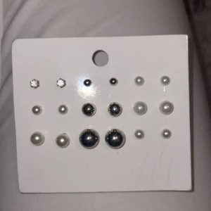 örhängen  - säljer denna pack me örhängen som ALDRIG har kommit till användning då pgrund av jag har allergi mot ”fake smycken”. dessa har legat bland massa andra smycken och fått lite färg på plumparna pågrund av metallen. 🩷🩷