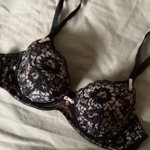 Svart bh - Såå fin bh köpt på Asos som är i nyskick 🖤 D-kupa men kan nog även passa C-kupa 🫶🏼