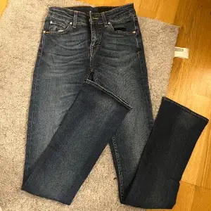 Säljer dessa jeans från tiger of Sweden då de blivit för små för mig😇😇Passformen är en lite  smalare bootcut 