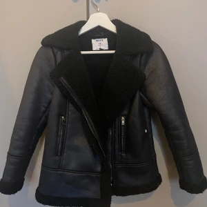 Pilotjacka - Super fin fodrad skinnjacka dom passar till vintern. Den passar perfekt till någon som har xs eller mindre.