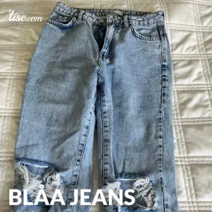 Blåa håliga Jeans som är använda någon gång men bra skick. 