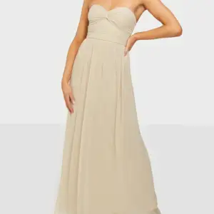 En jättefin balklänning ifrån Nelly, finns inte att köpa längre❤️Använd 1 gång. Bilderna från hemsidan visar inte riktigt hur färgen egentligen ser ut, den är mer åt det ljus ljusrosa hållet (syns på sista bilden)❤️❤️
