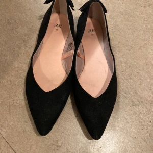 Ballerina skor - Säljer dessa supersnygga svarta ballerinaskor! Köpte från Vinted men de va tyvärr lite för stora för mig. Väldigt bra skick🙌☺️