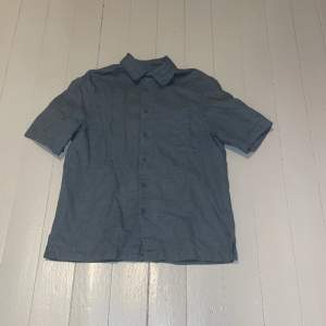 Kortärmad Zara linne skjorta använd fåtal gånger strl S inga defekter. Skriv för fler bilder eller frågor 🙌