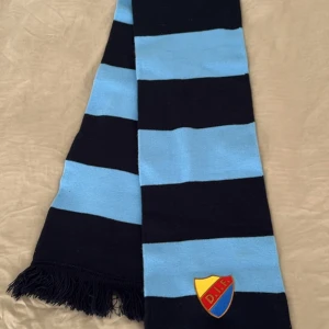 Djurgårdenh halsduk - Djurgården halsduk för 180kr.  Fin fin men hejar dessvärre inte på laget 