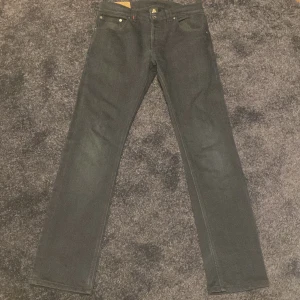 Dondup Jeans - Tja säljer dessa feta dondup, jeansen är lite större ner till. Modellen är 185 cm 70 kg. Skriv gärna vid frågor.
