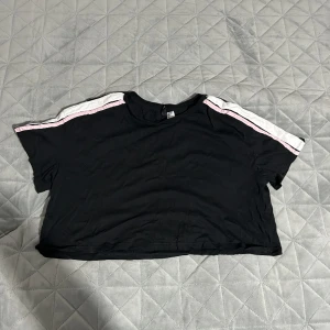Croptop - Säljer denna crop toppen från hm. Har aldrig använt den, då det inte är min smak