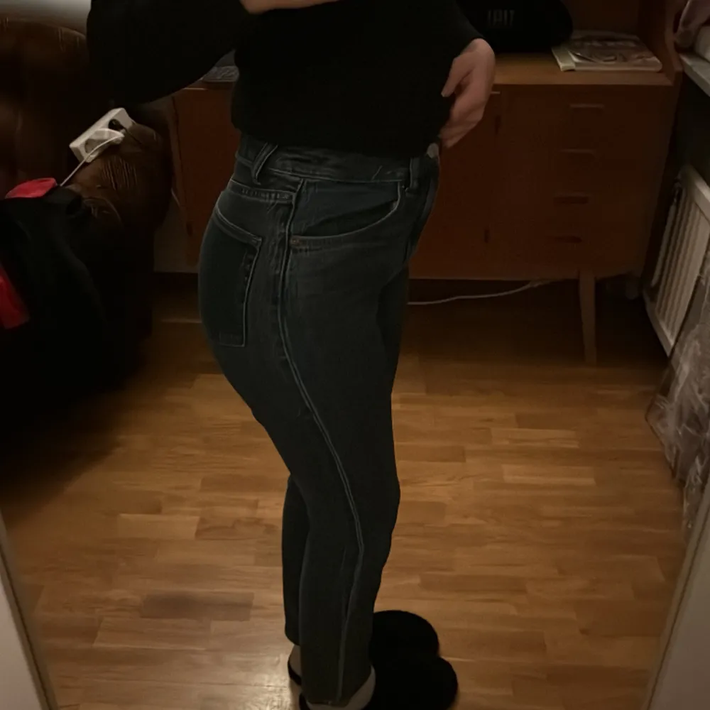 Jeans från H&M, high wast, 34 men passar även 36. Anväd bara 2 gånger för de inte passade mig. 💕. Jeans & Byxor.