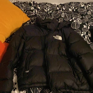 North Face puffer - KÖPT FÖR 3200!  Bra skick, enda flaw är en liten reperation med en patch som kan ses på bild tre. Syns endast  om man letar efter det. Ser naturligt ut och är därför inget som jag anser påverkar jackan negativt. 