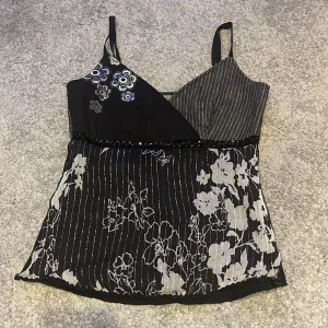 Only topp  - Säljer denna 2000-tals topp ifrån only då den ej passar mig längre. Det står 36/S på lappen men skulle säga att den sitter mer som XS. 🩷