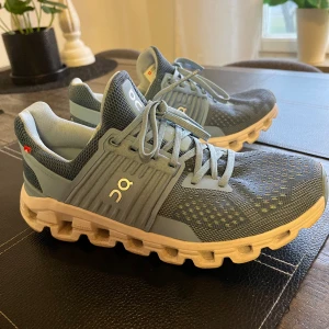 On cloud skor blå  - Nyskick ! Stl 40 8,5 blå super snygga passar 39 också 