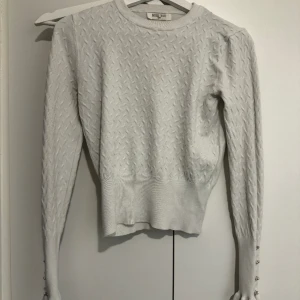 Tröja - Väldigt fin tröja med knappar på armen. Storlek S/M
