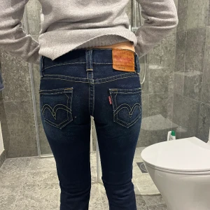 LEVIS JEANS - SKIT SNYGGA LEVIS JEANS!!! Säljer mina älskade Levis jeans som trvärr är för små. Priset kan såklart diskuteras! Midjemått:  76  Innerbenslängd: 80 ❤️❤️❤️😮‍💨😮‍💨😮‍💨