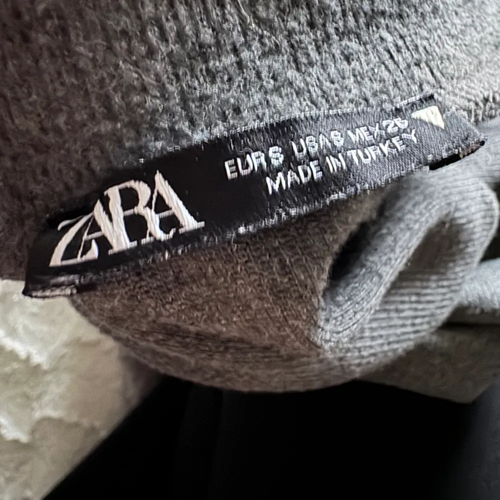 Säljer denna gråa superfina stickade T-shirten från zara då den inte kommer till någon användning längre💕💕. Stickat.