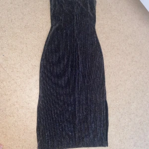 Klänning  - I mycket fint skick, djur och rökfritt hem.