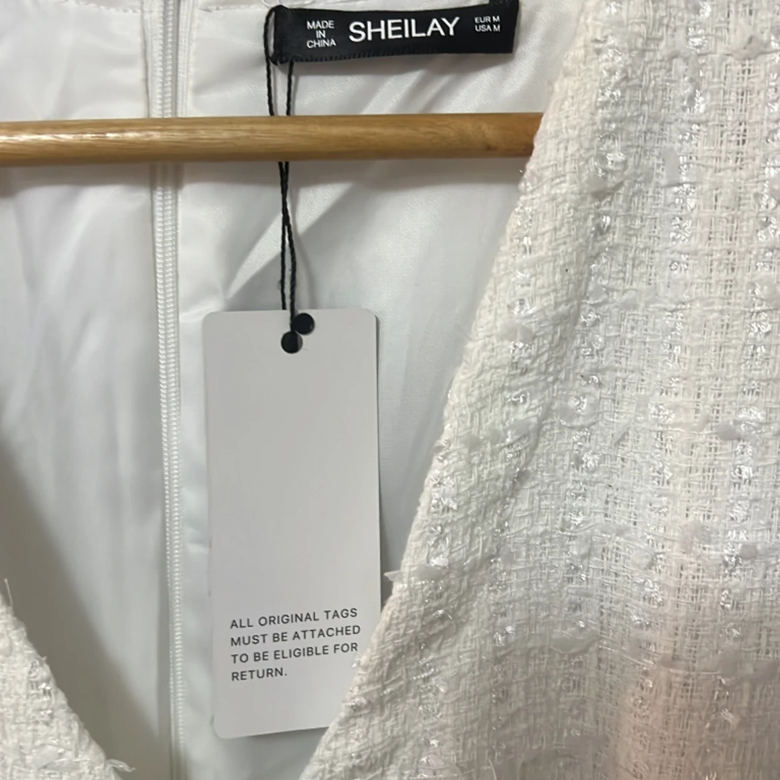 Vit klänning med guldknappar - 91