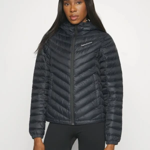 Peak performance  - Säljer min peakperformance dunjacka, perfekt nu inför våren!  Köpte den för 2000kr säljer för 500kr.