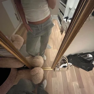 Juicy byxor - Säljer dessa gråa fina juicy byxor!🩶 då ja ej använder de! Dom är super sköna o snygga att ba antingen ha hemma ele ute🩶🩶 köpte de för 950kr för länge sen men typ aldrig använt står att de e 12-13 år skriv priv för frågor