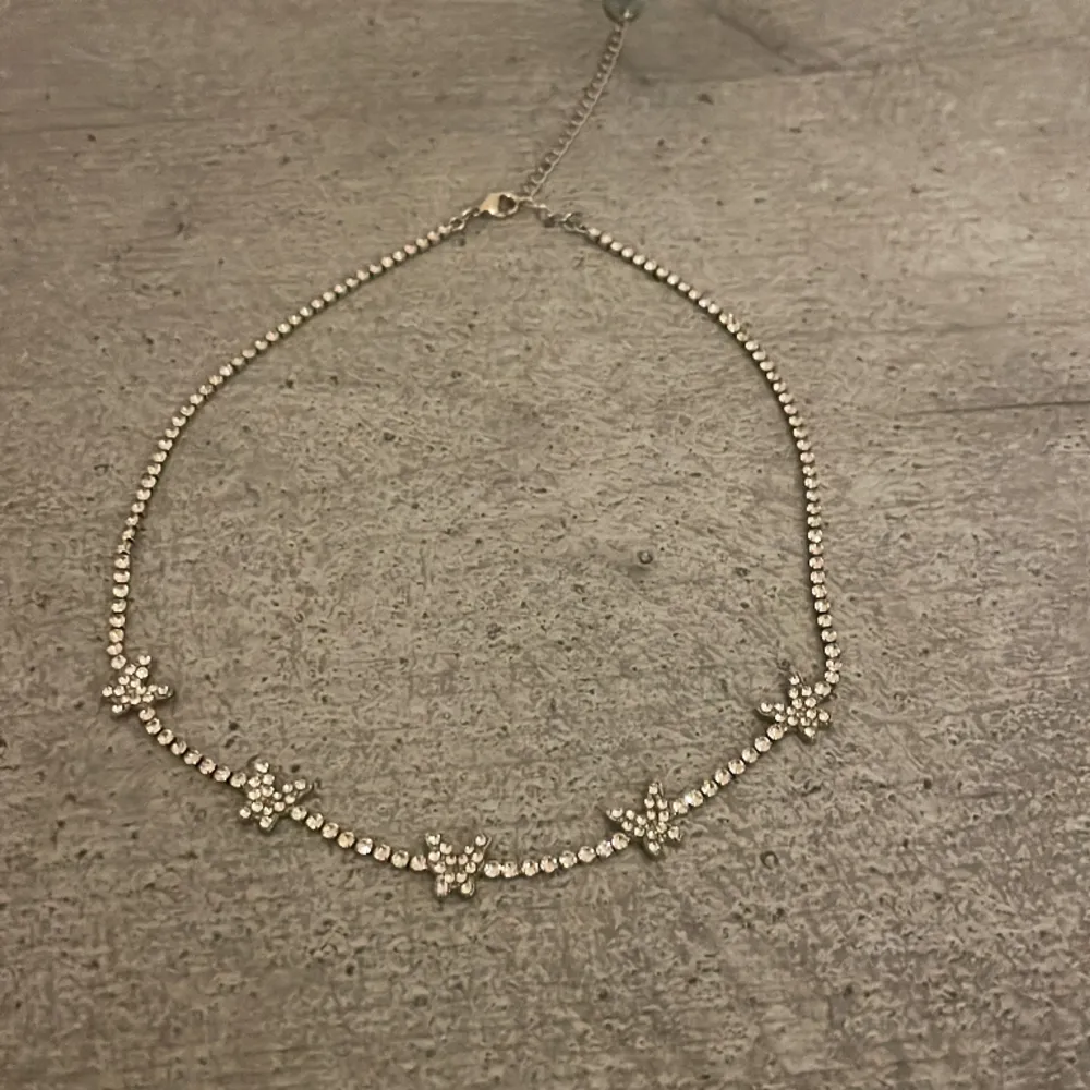 Diamant halsband från Ur&Penn, aldrig använt. Nypris 79kr.. Accessoarer.
