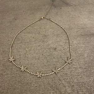 Diamant halsband från Ur&Penn, aldrig använt. Nypris 79kr.