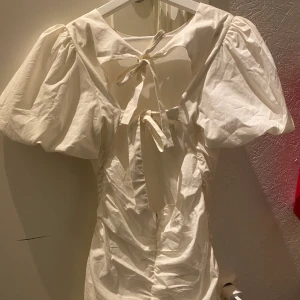 Studentklänning - En så fin klänning perfekt till student eller skolavslutning. Den slutar ovanför knäna och sitter perfekt på s-m. Nypris 500, endast provad💕