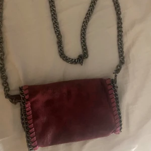 Väska röd - Säljer min jätte fina Väska jag köpte i Italien, den är helt oanvänd och aldrig kommit till användning. Den är vinröd skulle jag säga och är jätte fin till en bra outfit. Tryck gärna på köp nu så skickar jag inom en dag. Kram❤️