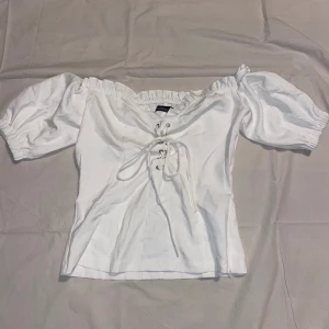 Vit topp - Superfin vit topp från Boohoo som går att ha både med ärmarna lite längre ner eller högt upp om man vill att de ska ha lite puff💕 Bra skick