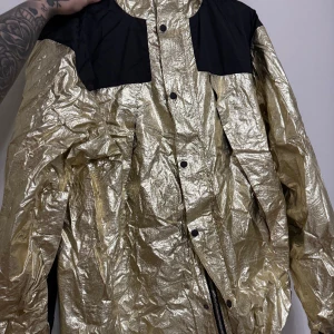 Guldfärgad jacka herr - Sååå snygg och skön att ha på sig, men säljer den tyvärr då den inte används så mycket. Nästan som ny!