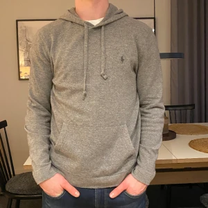 Ralph Lauren ull hoodie - Hej! Säljer nu min riktigt feta Ralph Lauren hoodie gjord av 100% ull. Den är 10/10 i skicket och kostar 3990 nypris.  Hör av dig vid minsta lilla fundering!