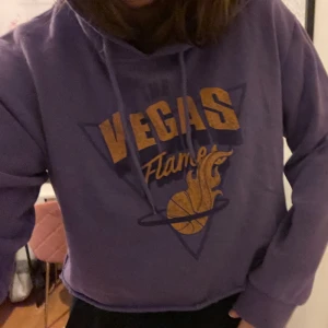 Croped hoodie  - Knappt använd, jättefin lite kortare hoodie, väldigt mjuk insida, köpare står för frakt💜