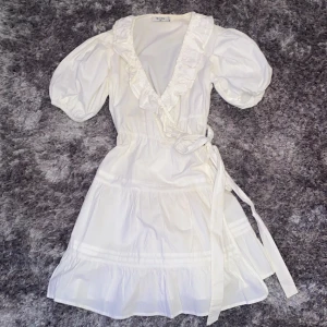 Vit klänning🔥 - Super fin klänning som är perfekt till skolavslutningen eller studenten! Använd 2 gånger , den har ett fläkt (bild 3)  vid insidan av klänningen som knappt syns och gå förmodligen bort vid tvätt! Alltid öppet för prisförslag och funderingar☺️💞🫶