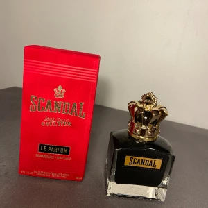 Parfym- Jean Paul Gaultier Scandal le Parfum  - Jean Paul Gaultier scandal le parfum Intensiv och kryddig doft med inslag av pelargon, tonkabönor och sandelträ. Endast använd några sprut, så borde vara näst intill 100 ml kvar. Nypris på kicks, 1340kr.  Hör av er vid frågor och funderingar. 