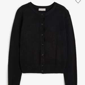 Säljer min trendiga kofta från h&m som jag använt en gång så helt i nyskick! Super skön och mjukt material och är i strl s. Nypris är 179kr