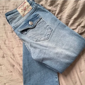 True Religion jeans 24. - Nya, endast använda fåtal gånger. 24”34. Straight, midrise. Ej hög midja men inte superlåg. Ej bootcut, men inte tighta utan en rak modell.🥰