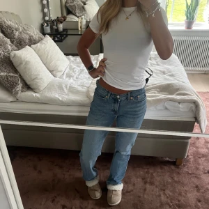 Lågmidjade jeans - Supersnygga jeans från weekday i modellen twig. Sitter perfekt i längden på mig som är ca 170 cm. Knappt använda! 