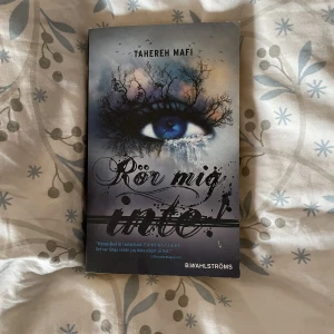 Shatter me/rör mig inte 🤍 - Säljer Rör mig inte av Tahereh Mafi i pocket på svenska. Fint skick, 40 kr. Skickas mot fraktkostnad 🫶🏼