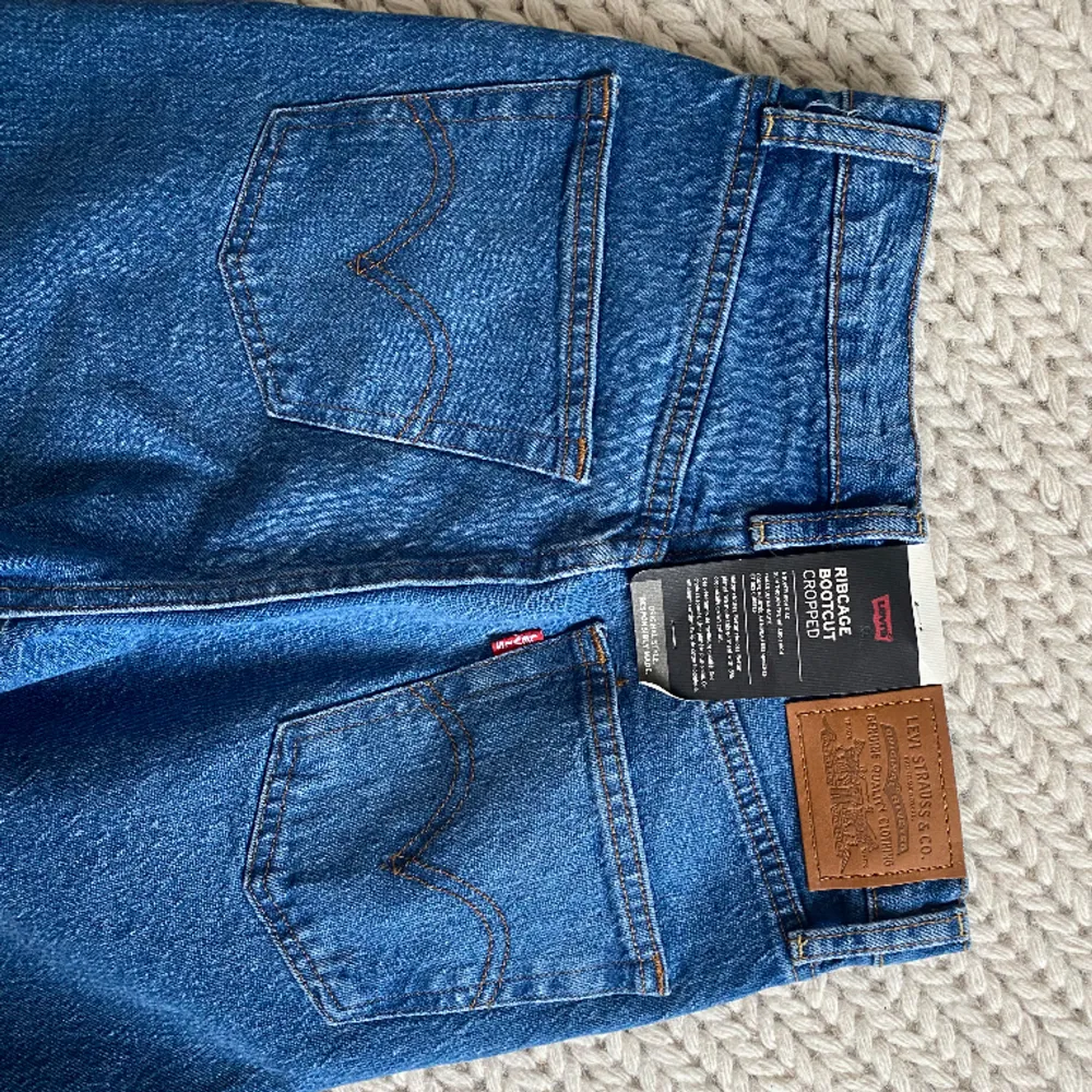Nya Levis jeans. Säljes endast då jag köpte fel storlek. Nypris 1249kr säljes för 300, men ge gärna prisförslag🌷säljes billigt då det är bättre dem kommer till användning. . Jeans & Byxor.