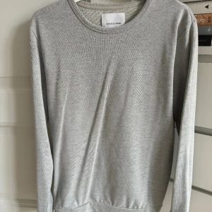 Samsoe Samsoe, Tröja, Grå, S/M - Grå tröja från Samsoe Samsoe. Inköpt 2020, använd max 10 gånger. Small men är lite längre så passar dig som kanske oftast går i M. Nypris: 1000kr. Köparen betalar frakt.