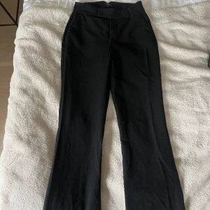 LXA kostymbyxor  - Superfina kostymbyxor från LXA som endast är använda en gång. Säljer då de är för korta för mig (är ca 170). Strl M men sitter mer som XS/S 💕