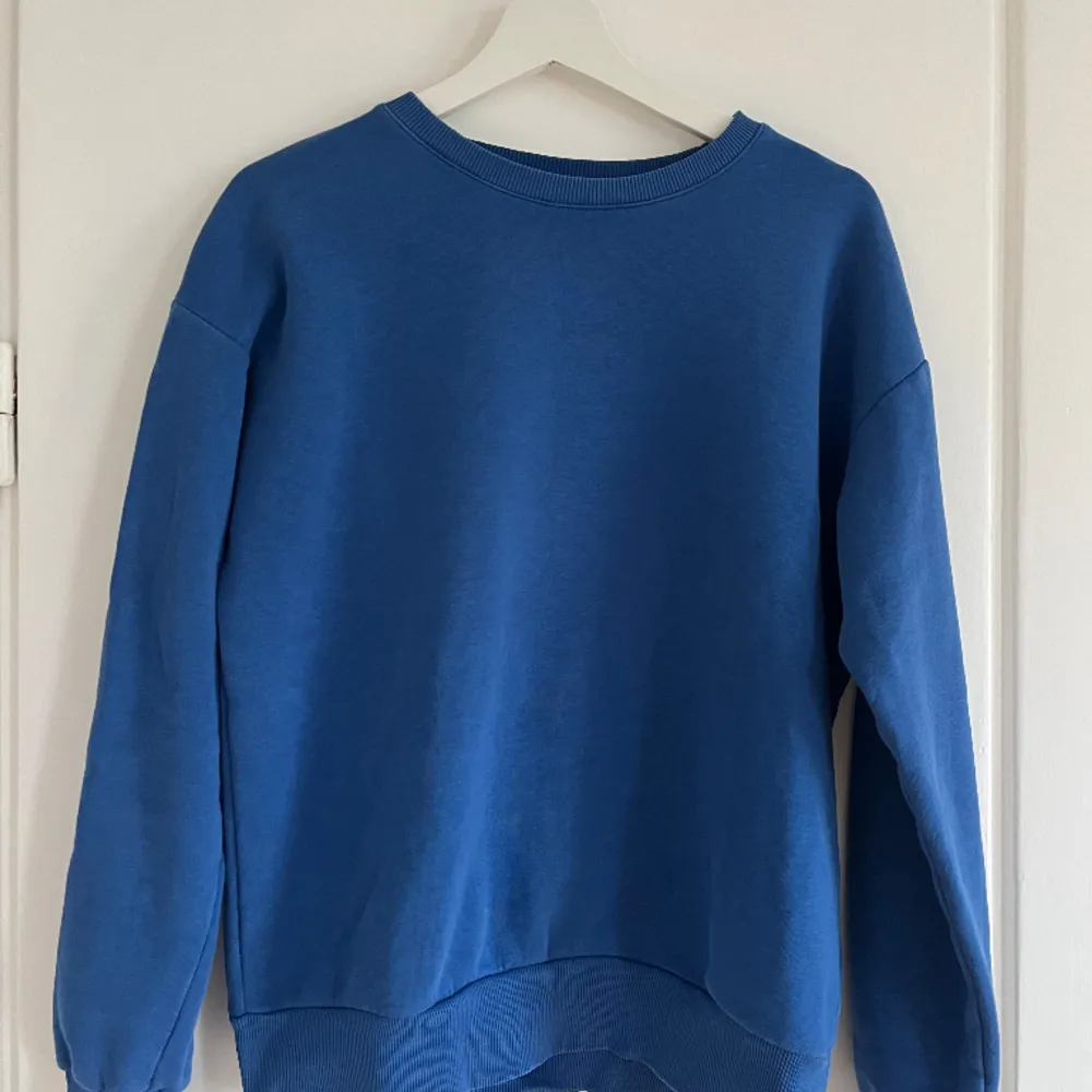 Sweatshirt från Lindex i jättefin blå färg nu till våren. Jättefint skick och knappt några tecken på användning. Storlek 158/164 men passar XS/S💕. Hoodies.