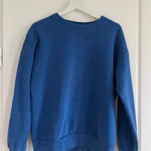 Sweatshirt från Lindex i jättefin blå färg nu till våren. Jättefint skick och knappt några tecken på användning. Storlek 158/164 men passar XS/S💕