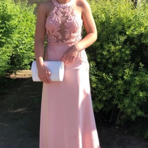 Balklänning💕 - Säljer nu min fina balklänning💕 Fint skick endast en fläck längre ner på klänningen (se på första bilden) Pris kan diskuteras vid snabb affär.