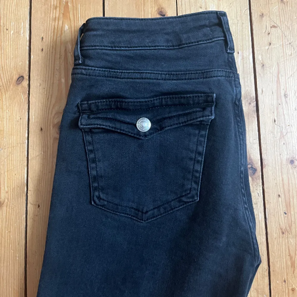 Säljer dessa trendiga bootcut jeans från lager 157 i färgen washed black. Jeansen är lågmidjade och i storlek M. Jag har använt jeansen cirka 2 gånger så de är i mycket bra skick. Köparen står för frakt 💕💕. Jeans & Byxor.