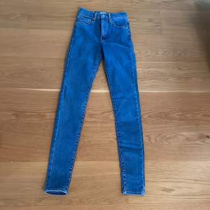 Levis jeans i nyskick. Mile high super skinny. W24 L32