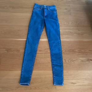 Levis jeans i nyskick - Levis jeans i nyskick. Mile high super skinny. W24 L32