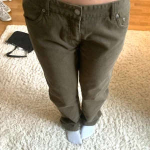 Gröna jeans - Gröna jeans som just nu trendar! Säljer billigt men priset går alltid att diskuteras💋