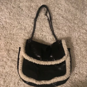 Söt handväska - Jätte fin och söt handväska (axelremsväska). Super bra skick och använd 1-2 ggr. Köpt på shein