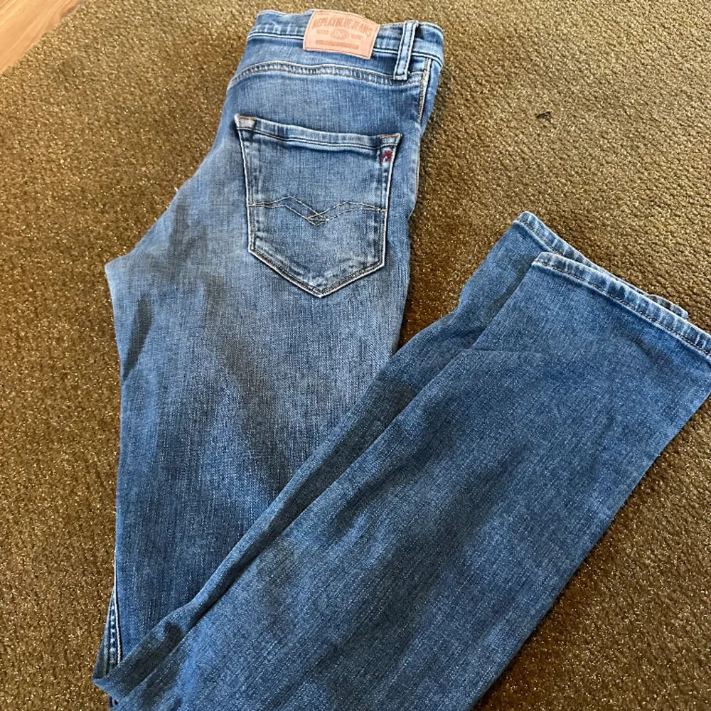 Säljer nu dessa feta Replay jeans i storlek 14a(passar W28). Jätte bra skick! Säljer pga att de inte kommer till användning.. Jeans & Byxor.