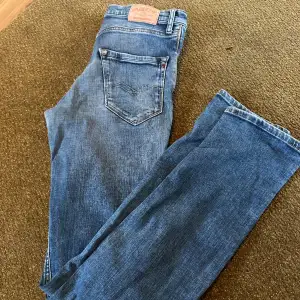 Säljer nu dessa feta Replay jeans i storlek 14a(passar W28). Jätte bra skick! Säljer pga att de inte kommer till användning.